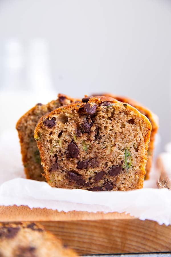 zucchini cake stück mit chocolate chips