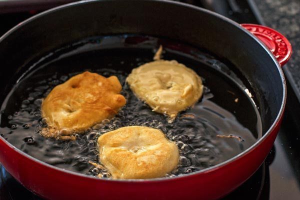 Apfelküechli in der Pfanne am Frittieren