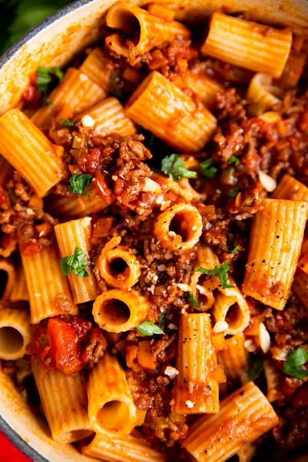 Nahaufnahme von Rigatoni Bolognese