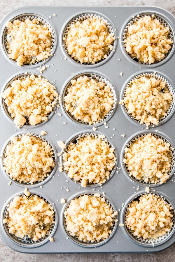 angebackene Muffins mit Streusel