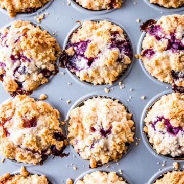 Muffinblech mit 12 Blueberry Muffins