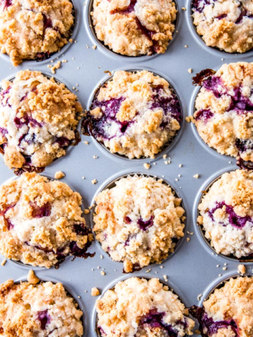 Muffinblech mit 12 Blueberry Muffins
