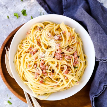 Teller gefüllt mit Spaghetti Carbonara