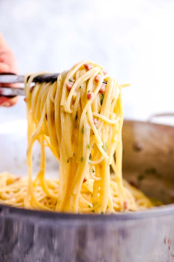 am Schöpfen von Spaghetti Carbonara