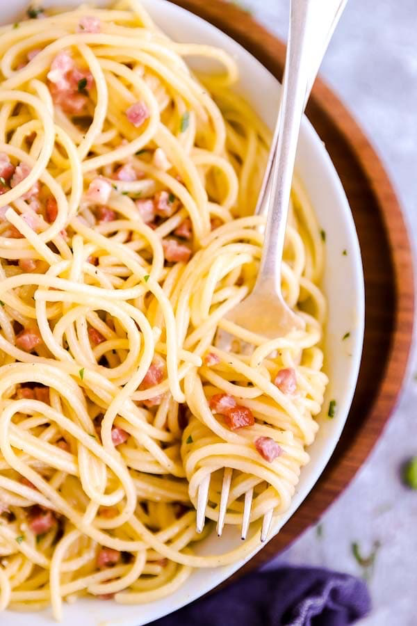 Nahaufnahme von einer Gabel in einer Schüssel mit Spaghetti Carbonara