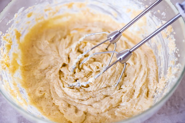 Schüssel mit Butter und Zucker