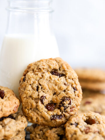 Haferflocken cookie an einer Flasche mit Milch