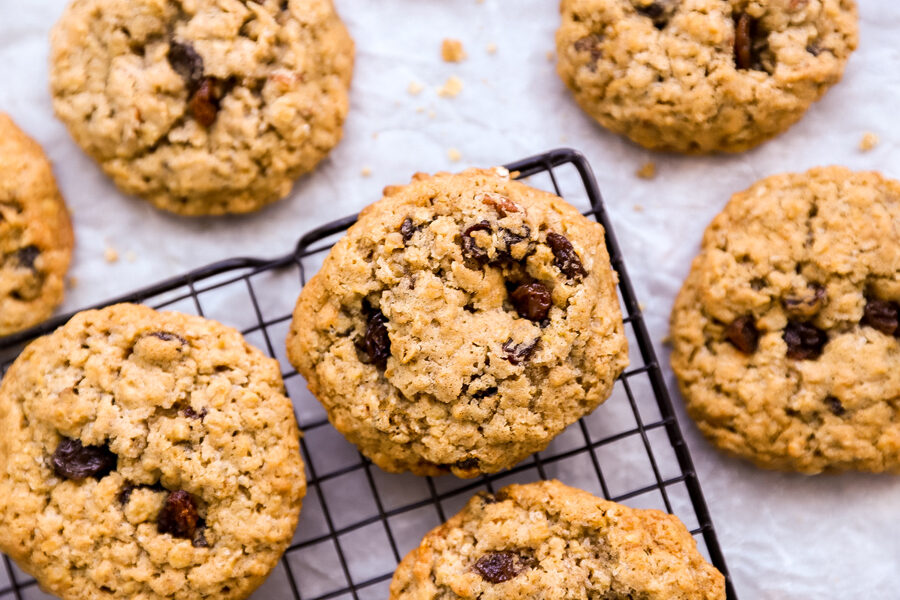 Haferflocken cookies auf einem Auskühlgitter