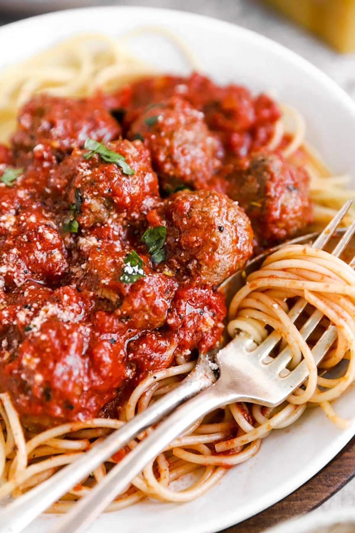 Nahaufnahme von Spaghetti mit Tomatensauce und meatballs