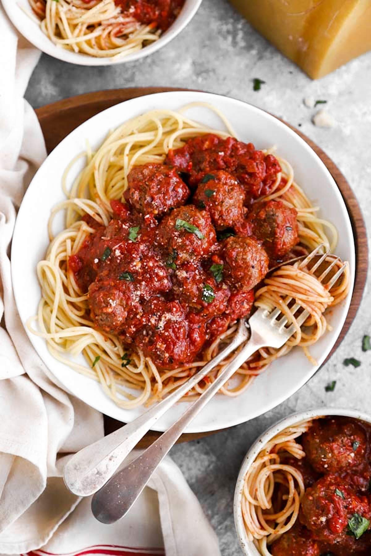 teller mit spaghetti und Hackfleischbällchen in Tomatensosse