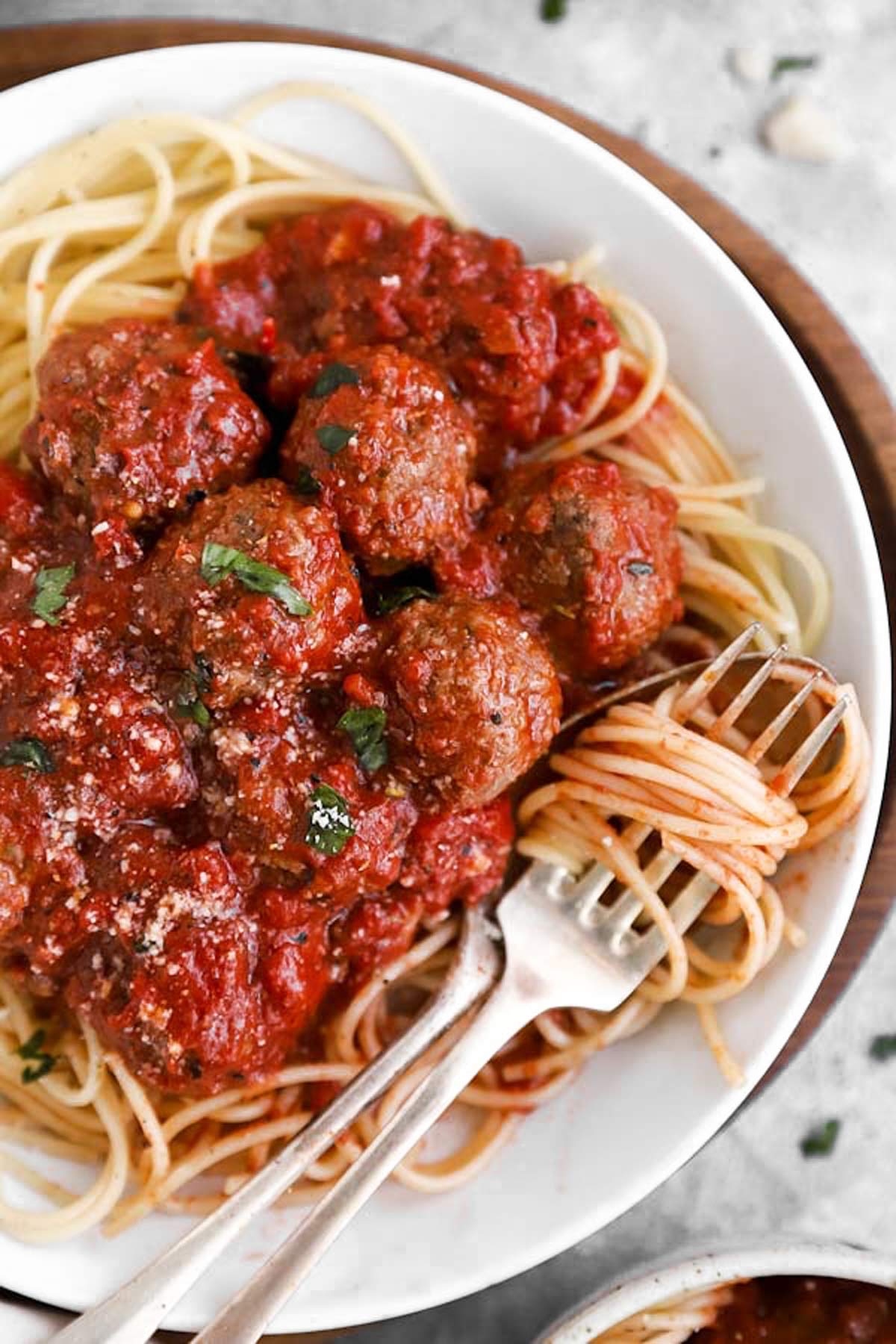 Nahaufnahme von Hackbällchen in Tomatensauce auf Spaghetti