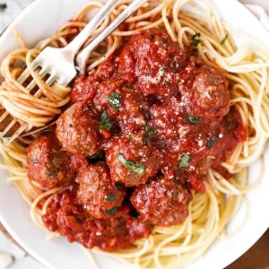 Nahaufnahme von Hackbällchen in Tomatensauce auf Spaghetti