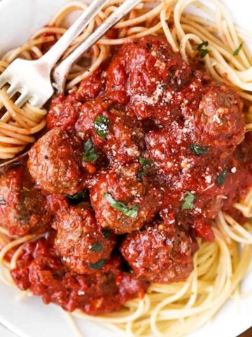 Nahaufnahme von Hackbällchen in Tomatensauce auf Spaghetti