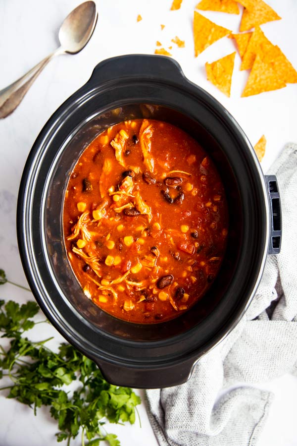 slow cooker gefüllt mit mexikanischer Hühnersuppe