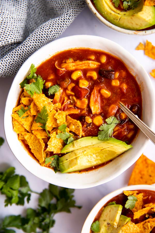 Schale mit Mexikanischer Hühnersuppe von Oben