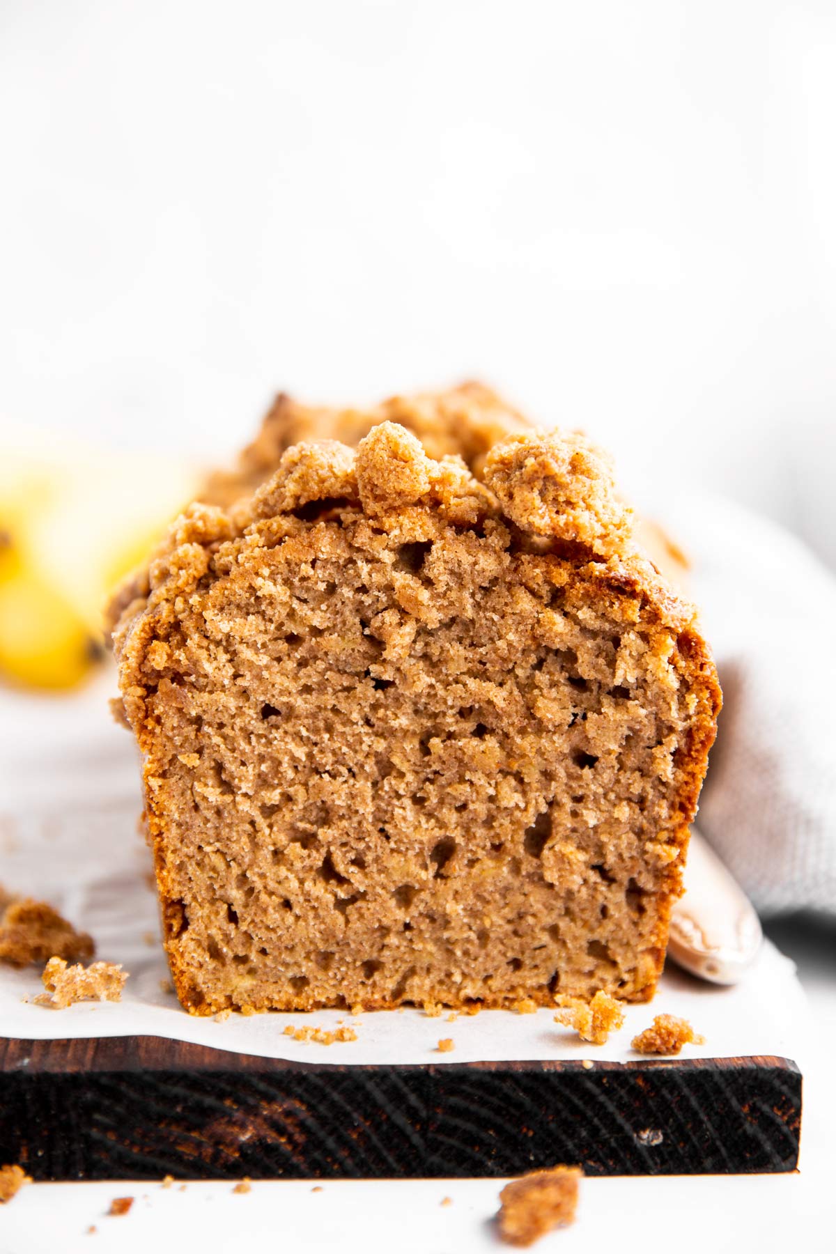 aufgeschnittenes Bananenbrot auf einem Holzbrett