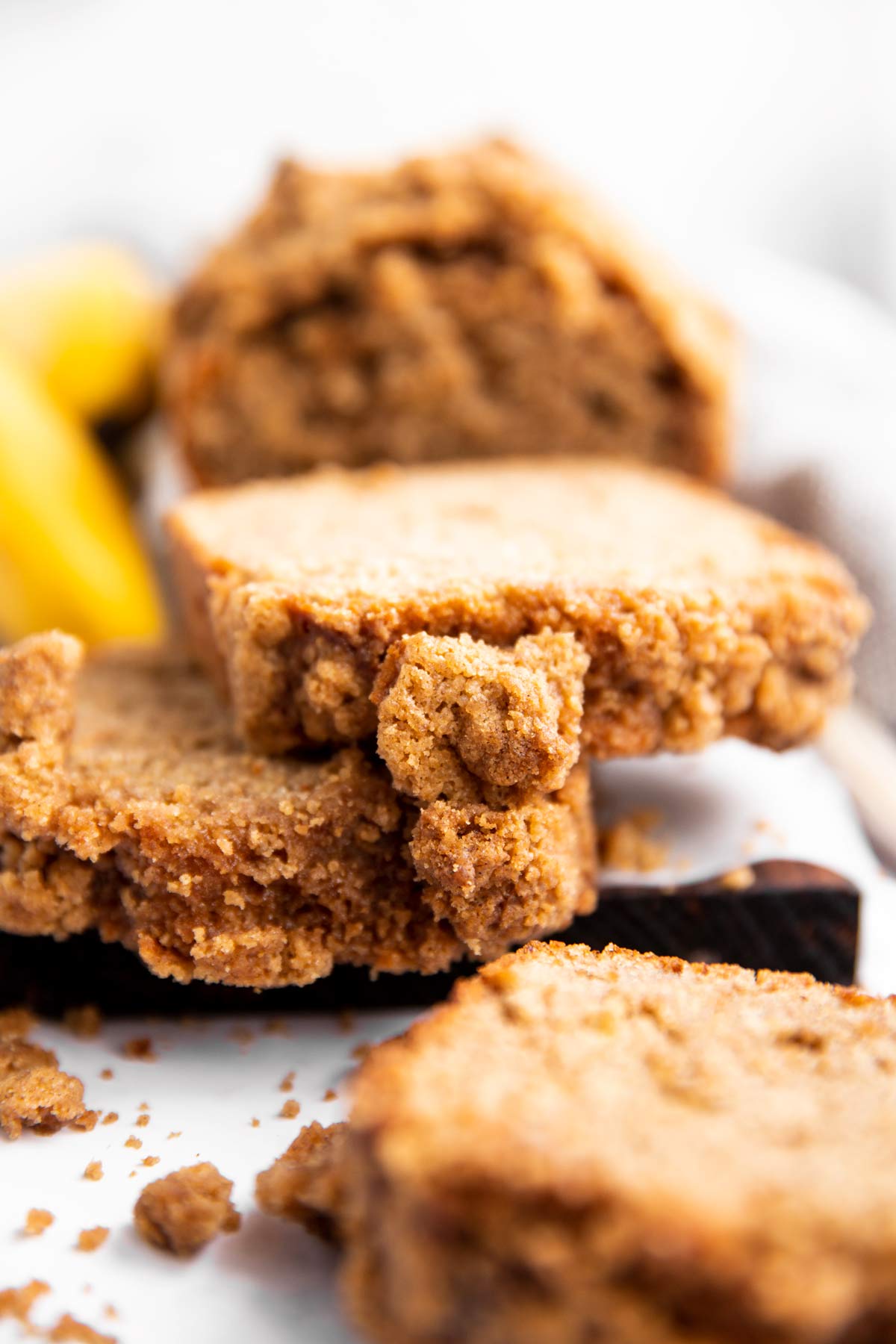 Nahaufnahme von Bananenbrot mit Streuseln