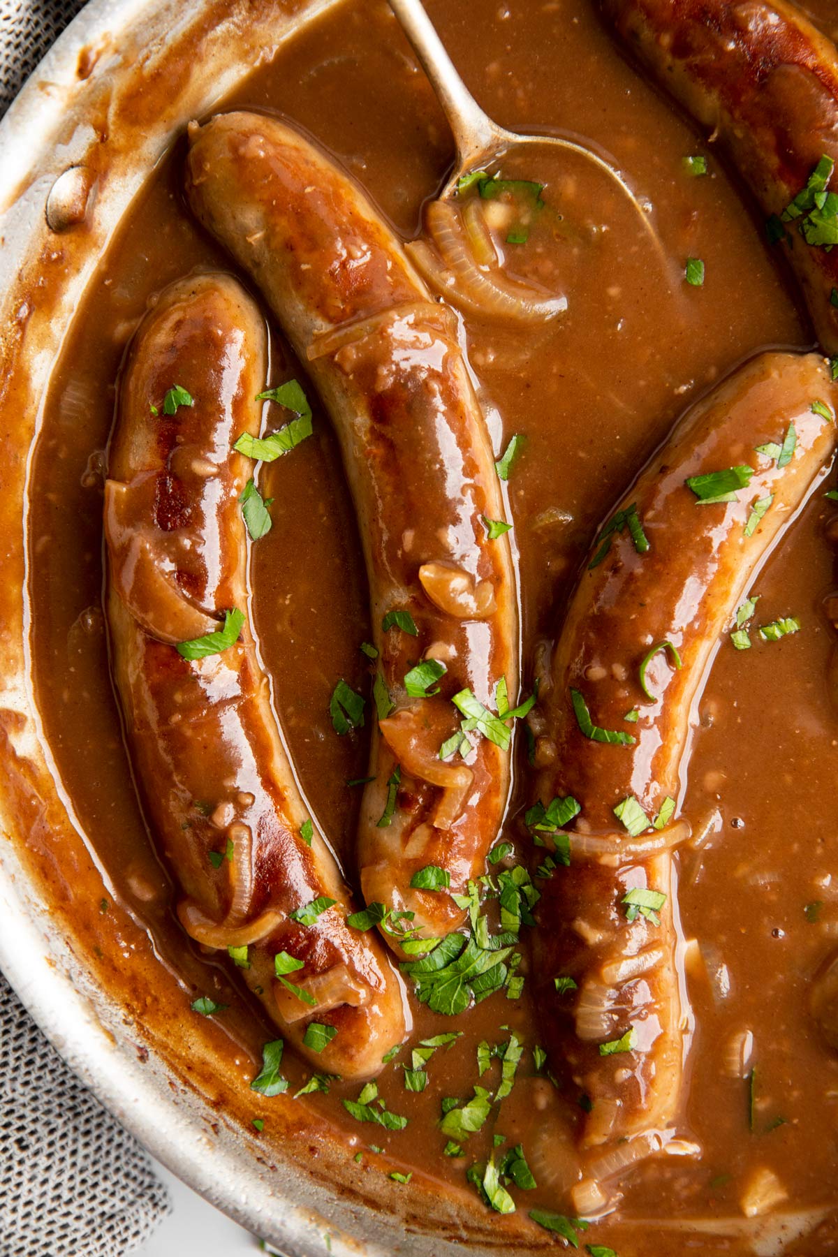 Bratwurst mit Zwiebelsauce: Bangers and Mash einfach Selbst Gemacht!