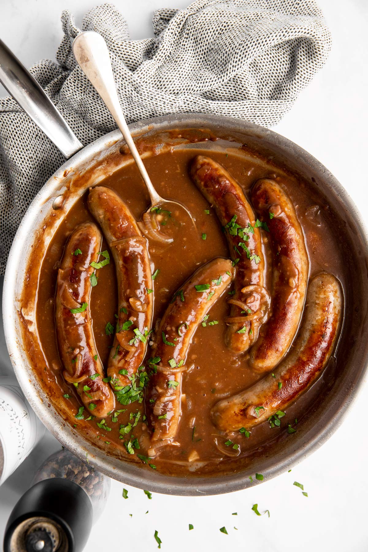 Bratpfanne mit Bratwürste in Zwiebelsauce