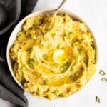 Colcannon oder irischer Kartoffelbrei in einer weissen Schüssel von Oben