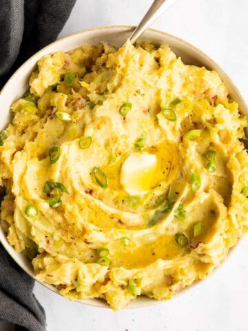 Colcannon oder irischer Kartoffelbrei in einer weissen Schüssel von Oben