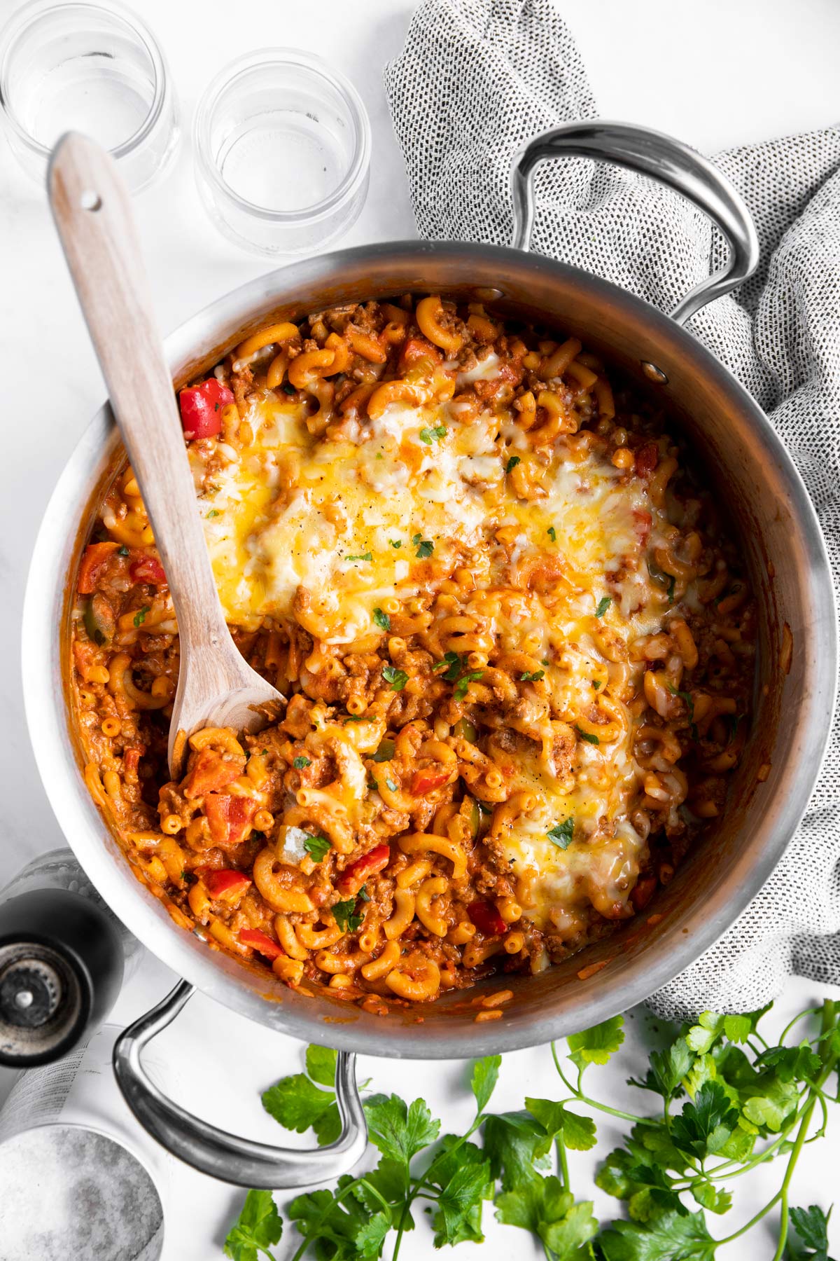 blick auf eine one pot pasta oder Nudelpfanne mit Hackfleisch von Oben