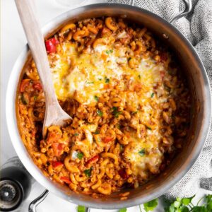 blick auf eine one pot pasta oder Nudelpfanne mit Hackfleisch von Oben