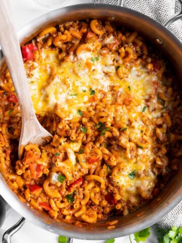 blick auf eine one pot pasta oder Nudelpfanne mit Hackfleisch von Oben