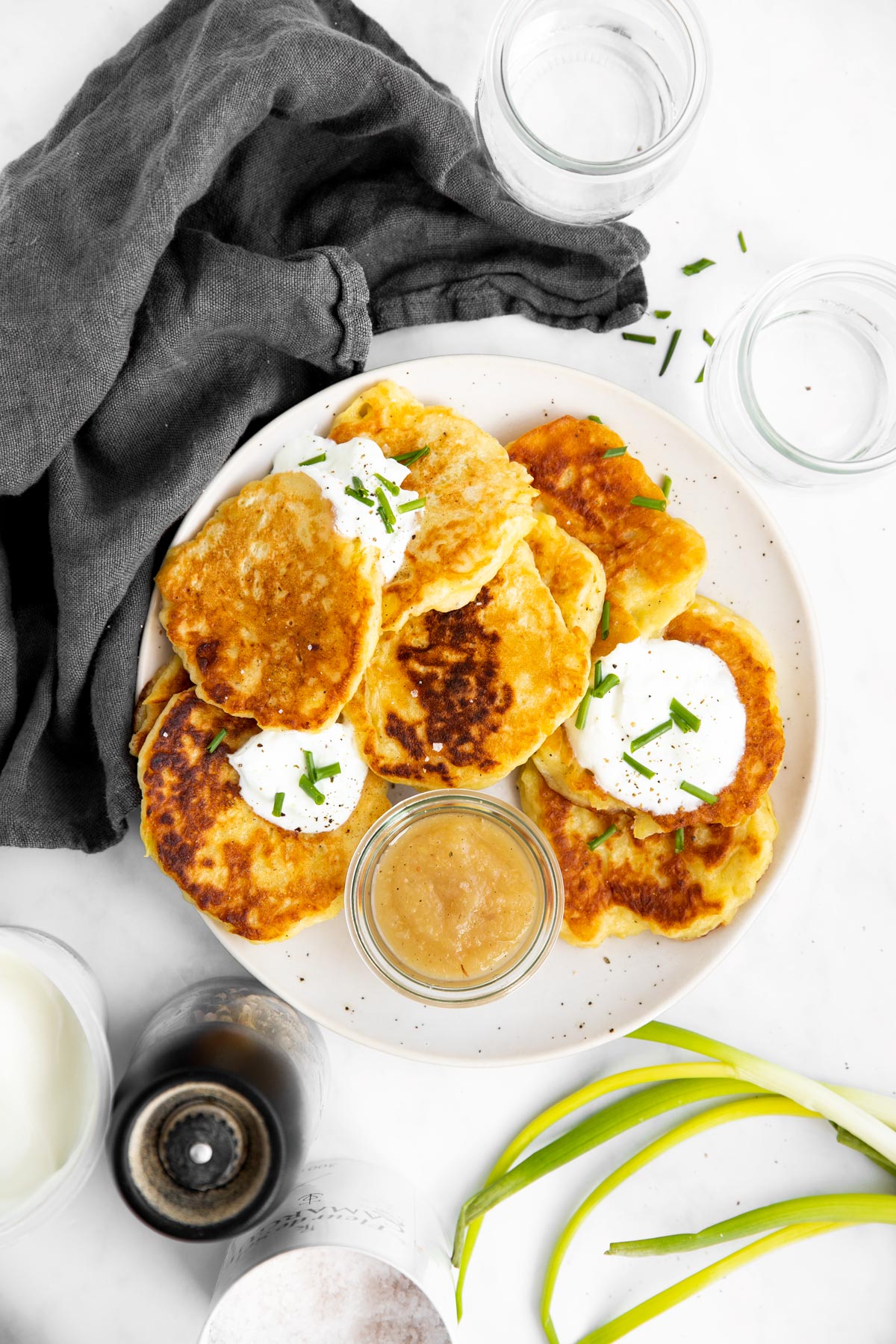 Kartoffelpuffer auf einem weissen Teller von Oben