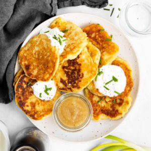 Kartoffelpuffer auf einem weissen Teller von Oben