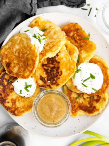 Kartoffelpuffer auf einem weissen Teller von Oben