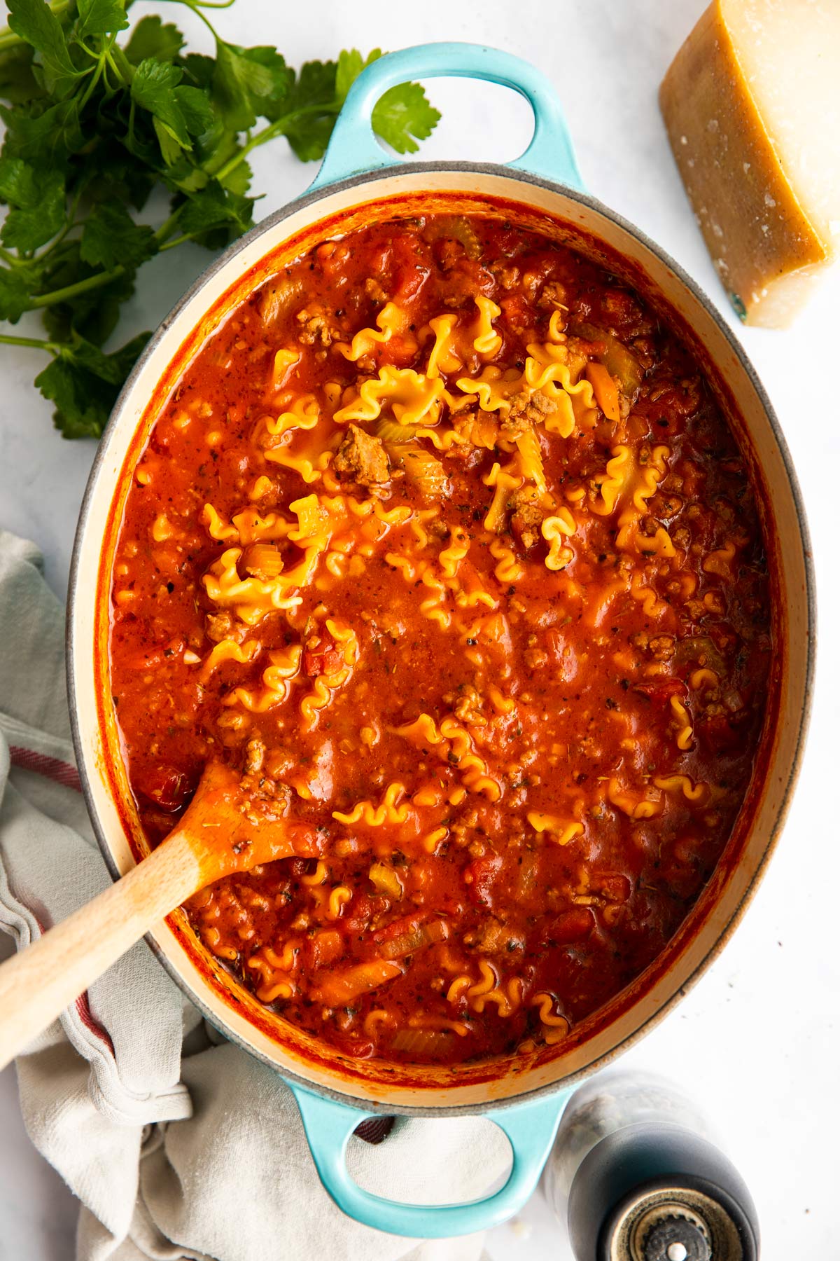 Topf mit Lasagnesuppe von Oben