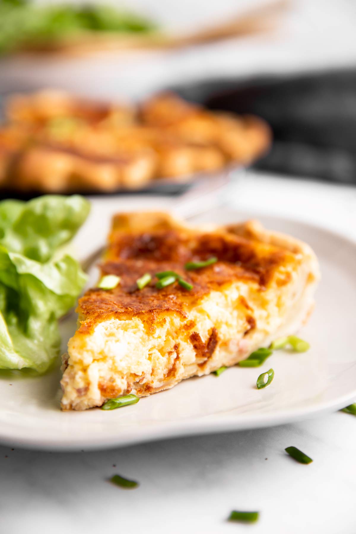 Nahaufnahme von Quiche Lorraine auf einem Teller