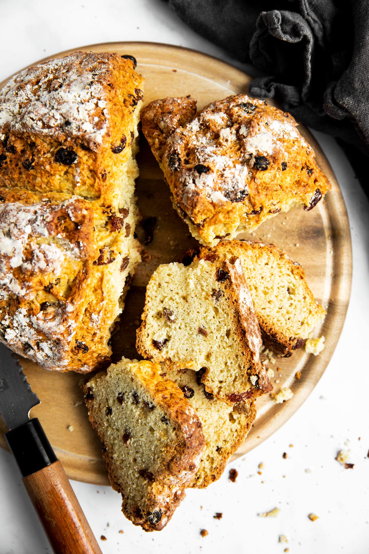 Ansicht auf ein Holzbrett mit geschnittenem Brot von Oben