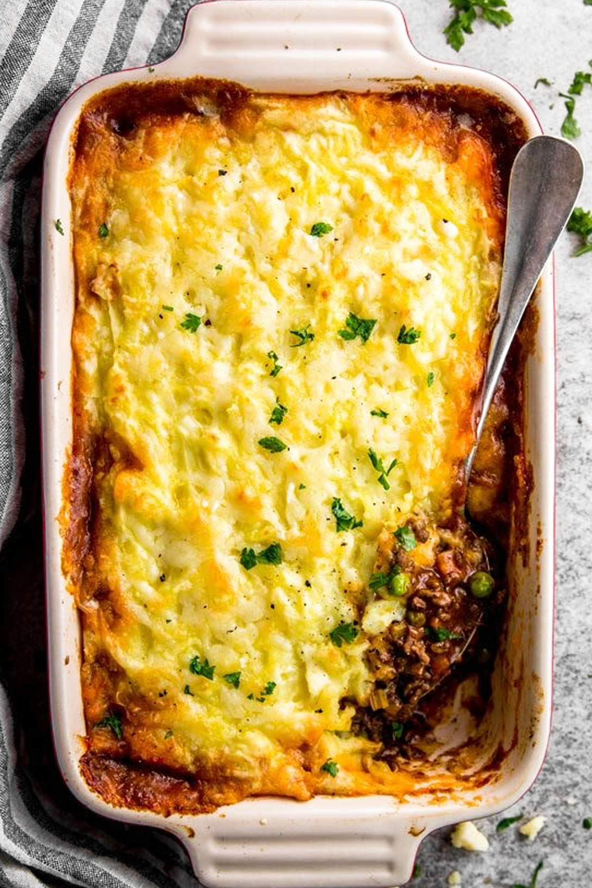 Auflaufform mit Kartoffelbrei und Fleischfüllung für Shepherd's Pie von Oben