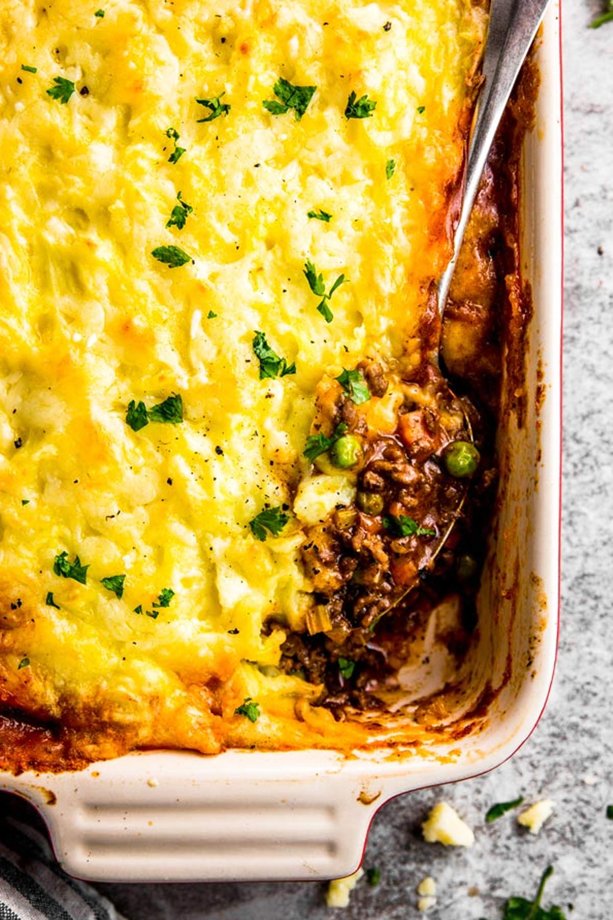 Shepherd's Pie in einer Auflaufform mit Löffel von Oben