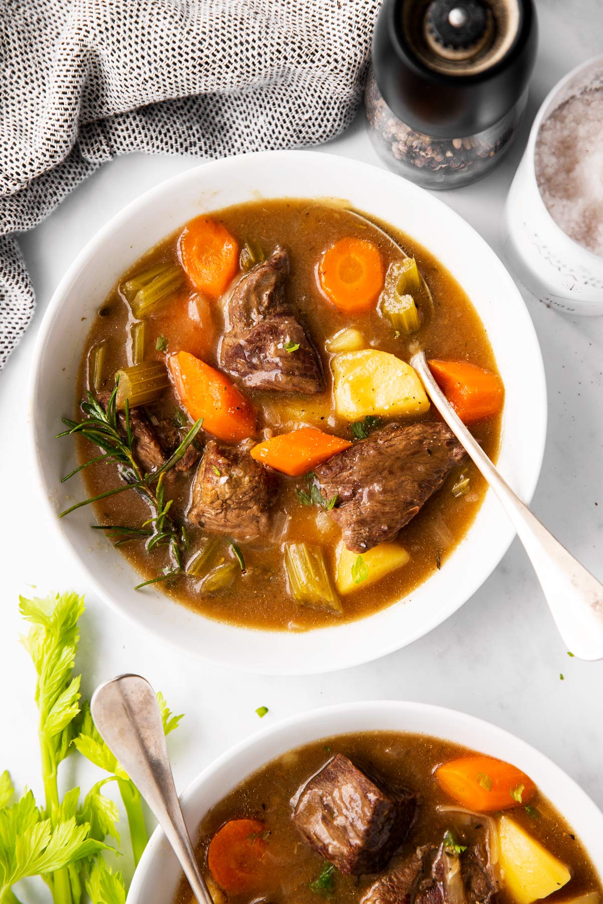 Schale mit Gulasch von Oben fotografiert