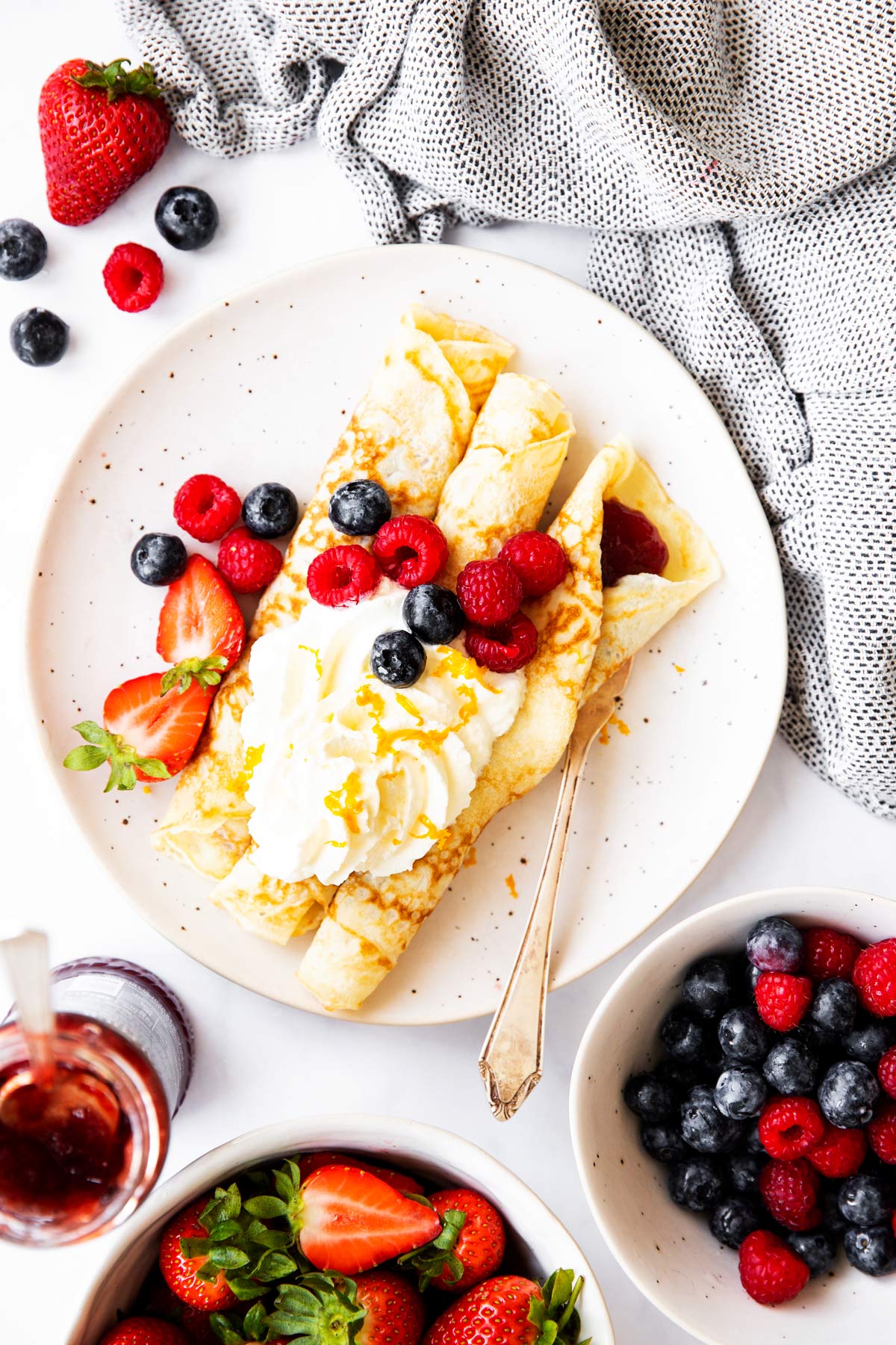 Sicht von Oben auf einen Teller gefüllter Pfannkuchen mit Beeren