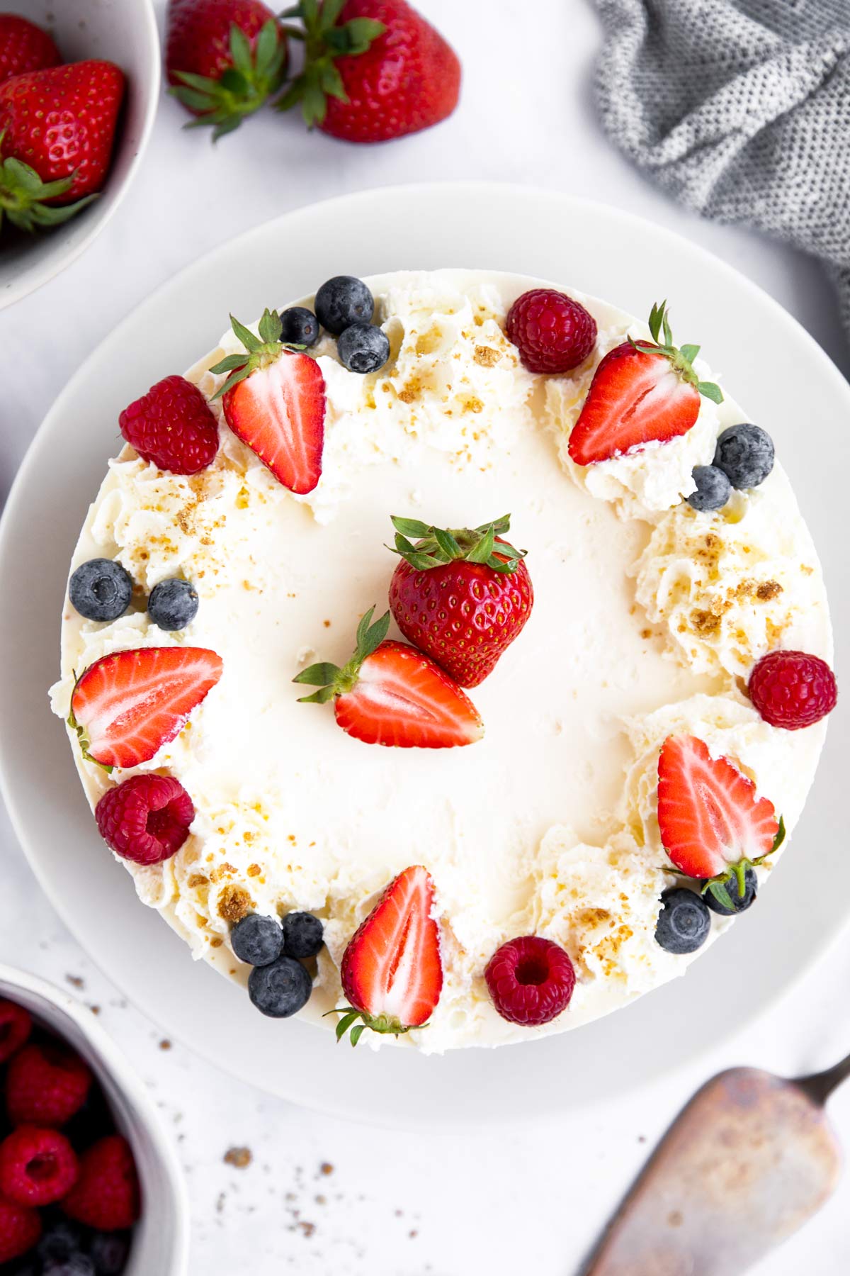 Frischkäsetorte mit Beeren von Oben