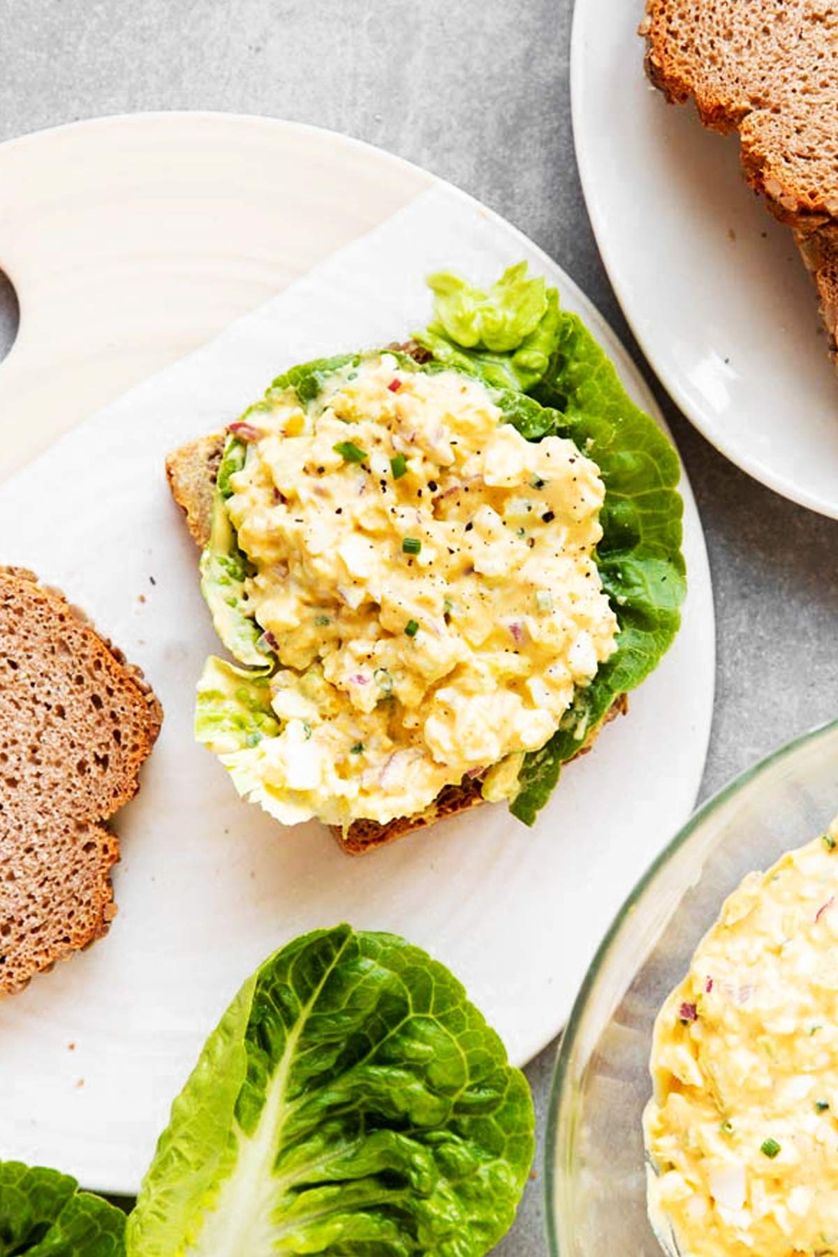 Brot mit Eiersalat und Salat von Oben