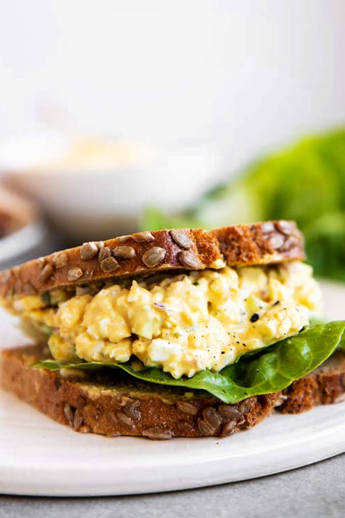 Sandwich mit Eiersalat auf einer Platte