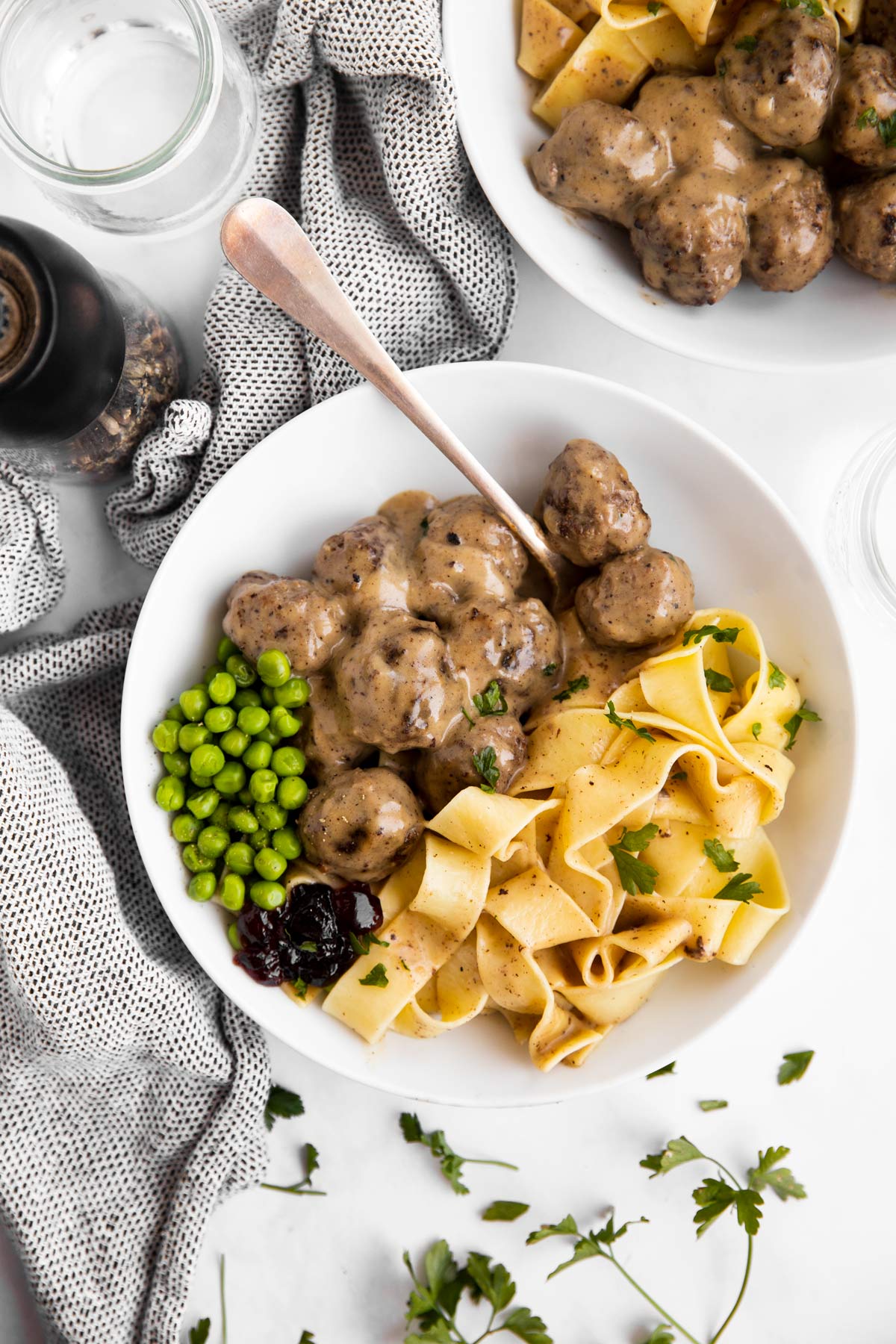 Blick von Oben auf einen Teller mit Köttbullar und Beilagen