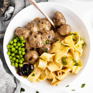 Blick von Oben auf einen Teller mit Köttbullar und Beilagen