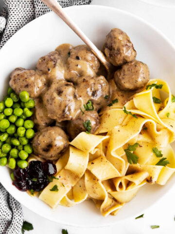 Blick von Oben auf einen Teller mit Köttbullar und Beilagen