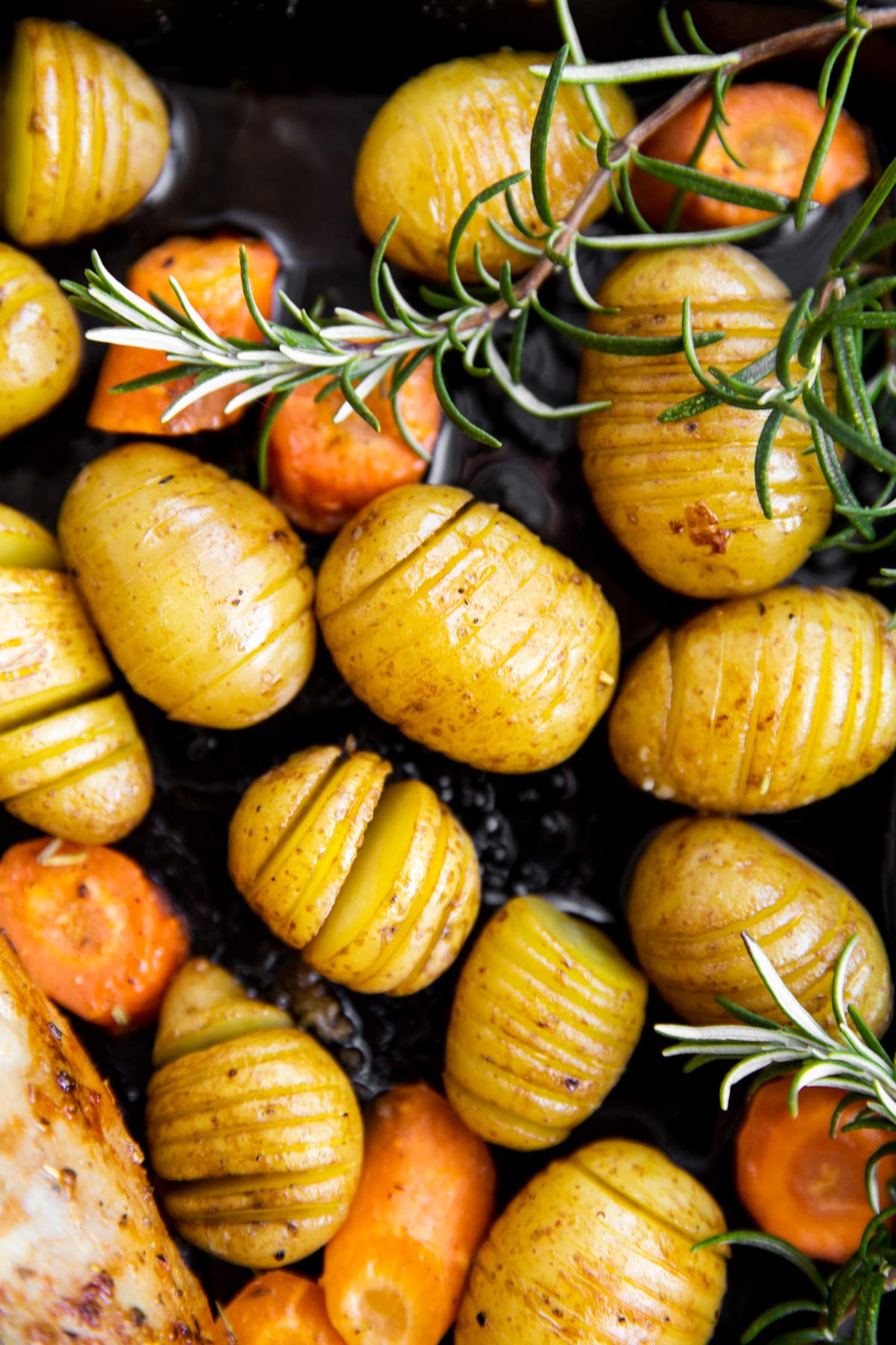 Fächerkartoffeln mit Karotten auf einem Blech