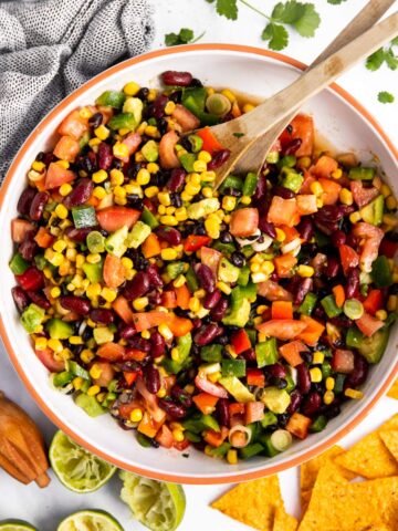 Salatschüssel mit mexikanischem Bohnensalat von Oben