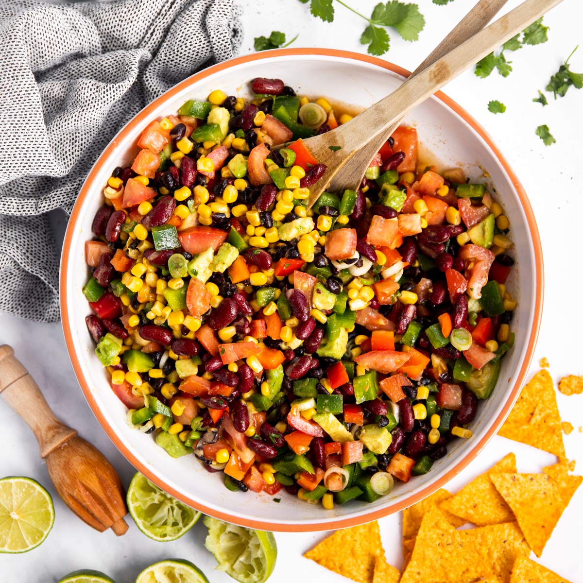 Salatschüssel mit mexikanischem Bohnensalat von Oben