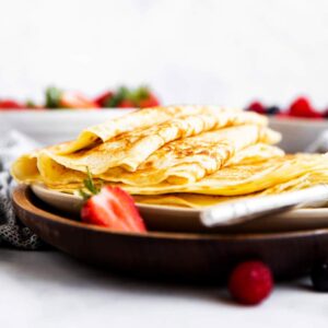 Stapel Pfannkuchen auf einer Platte mit Beeren