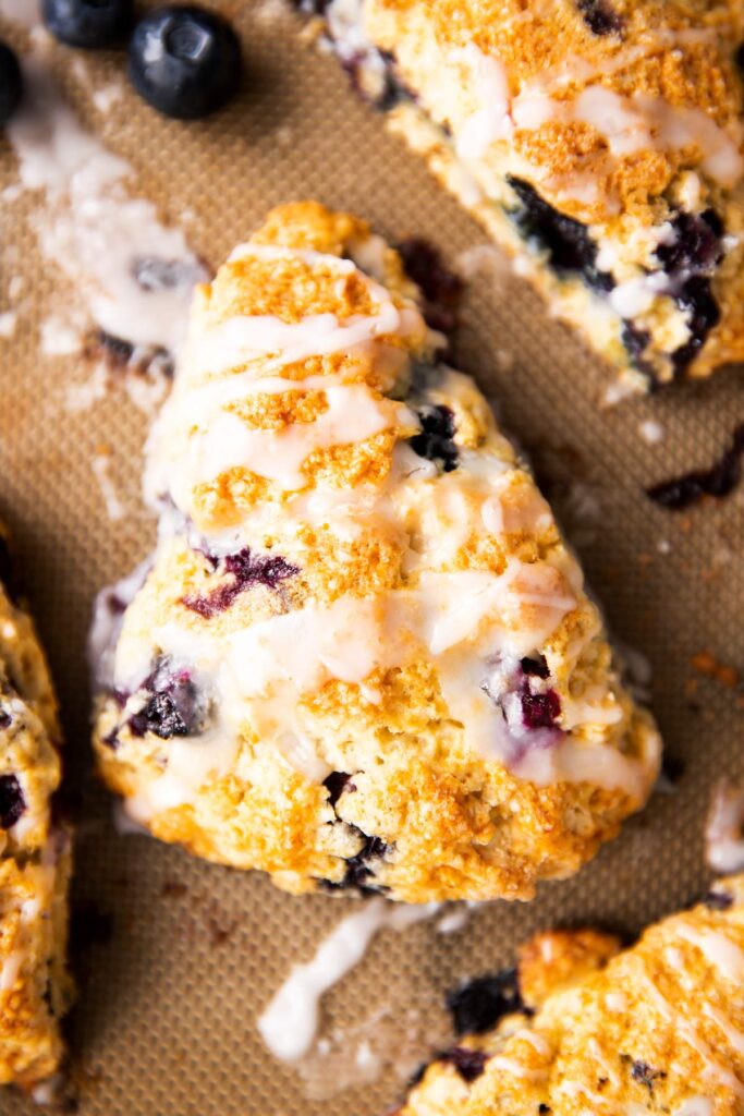 Nahaufnahme von einem Blaubeer Scone von Oben