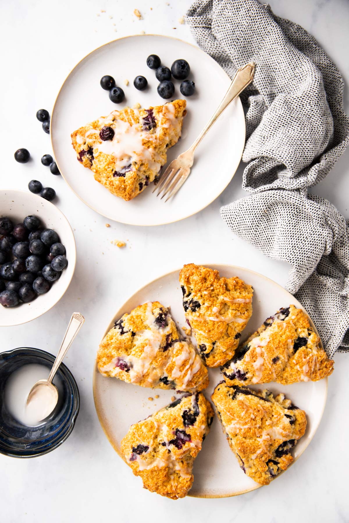 zwei Teller mit Blaubeeren Scones von Oben